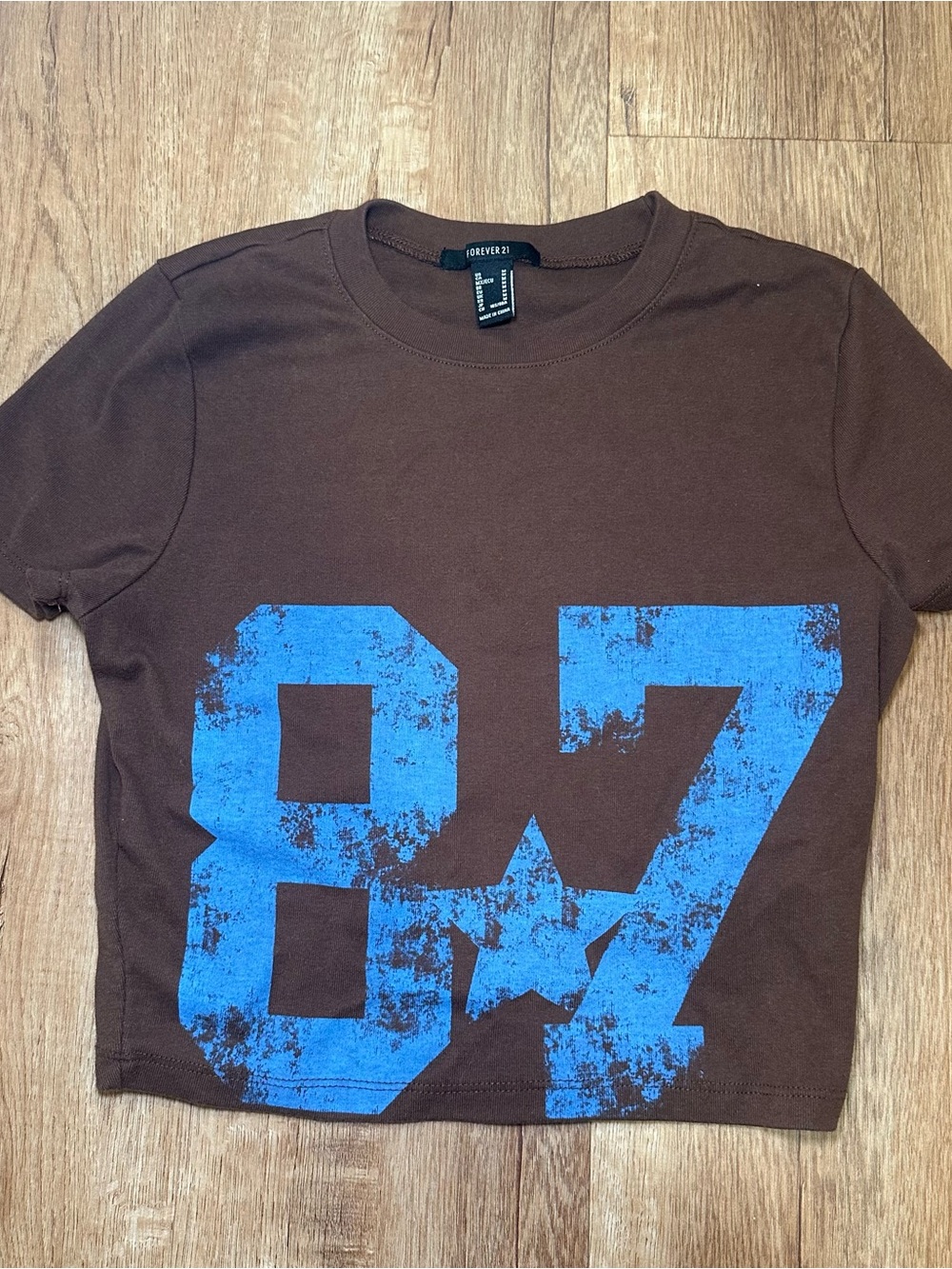 Forever 21 Junior Brown Tee with Blue '87' Graphic - Picture 4 of 4